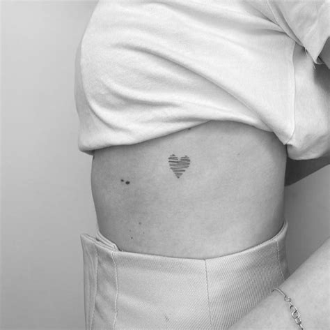 pequeo tatuajes en el pecho|Pequeños Tatuajes En El Pecho